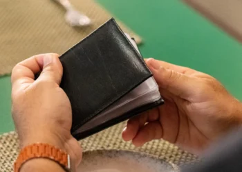 Adeus às carteiras tradicionais: o "novo invento" que vai dominar o Brasil em 2026