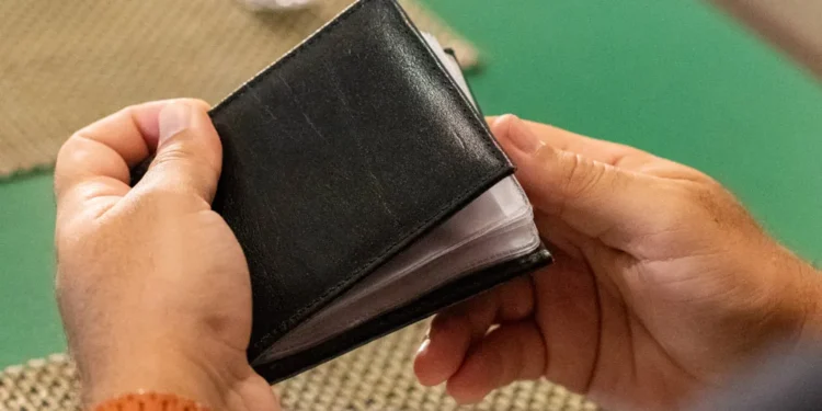 Adeus às carteiras tradicionais: o "novo invento" que vai dominar o Brasil em 2026