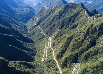 A estrada mais desafiadora do Brasil tem 283 curvas e passa por penhascos e montanhas