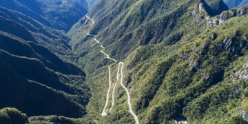 A estrada mais desafiadora do Brasil tem 283 curvas e passa por penhascos e montanhas