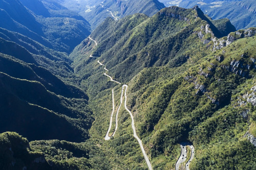 A estrada mais desafiadora do Brasil tem 283 curvas e passa por penhascos e montanhas