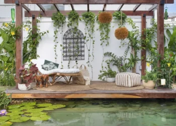 Transformar um jardim sem recorrer a grandes obras é totalmente possível — e esse é justamente um dos segredos dos paisagistas profissionais. Com alguns truques estratégicos, eles conseguem renovar o visual do espaço, melhorar a funcionalidade e criar ambientes encantadores usando poucos recursos e muita criatividade. 1. Uso inteligente de vasos e diferentes alturas Paisagistas evitam áreas “planas demais”. Para dar movimento ao jardim, eles combinam vasos grandes, médios e pequenos, criando níveis visuais que tornam o espaço mais interessante. Vasos altos próximos a paredes e modelos menores perto de caminhos ajudam a compor profundidade sem nenhuma obra. 2. Plantas-chave que mudam o ambiente Em vez de encher o espaço com muitas espécies, eles escolhem plantas de impacto — como costela-de-adão, areca-bambu ou agaves. Essas plantas estruturam o visual, preenchem vazios e dão personalidade imediata ao jardim. 3. Caminhos falsos com pedras decorativas Criar caminhos não precisa de quebra-quebra. Usar pedriscos, seixos brancos ou lascas de madeira (mulch) ajuda a definir áreas e conduzir o olhar, dando a impressão de um projeto planejado, mesmo sem alterações estruturais. 4. Mobiliário como ponto de destaque Bancos, cadeiras de fibra, mesas externas e até balanços assumem o papel de elementos de paisagismo. Eles criam pontos de convivência e transformam um espaço vazio em um ambiente agradável e funcional. 5. Iluminação estratégica Um dos truques mais poderosos é a iluminação. Spots voltados para plantas, balizadores e luzes solares criam clima aconchegante e destacam volumes. Com isso, até um jardim simples parece sofisticado — especialmente à noite. 6. Texturas e cores para enriquecer o cenário Paisagistas combinam folhas grandes com folhagens miúdas, plantas escuras com claras, e flores coloridas em pontos específicos. Essa mistura harmoniosa traz vida sem depender de grandes intervenções. 7. Uso de coberturas de solo Gramas baixas, trevos, musgos ou pedras ajudam a esconder áreas falhas, reduzir a manutenção e dar acabamento de jardim profissional. 8. Decoração externa que faz diferença Esculturas, fontes prontas, lanternas, cachepôs e suportes para plantas dão charme e estilo ao jardim. Esses itens funcionam como “acessórios” fáceis de adicionar, mas que transformam completamente o visual. Conclusão Paisagistas mostram que um jardim bonito não depende de obras complexas, mas sim de escolhas certas: plantas estruturais, vasos bem posicionados, iluminação adequada e detalhes decorativos que trazem personalidade. Com esses truques simples, qualquer espaço pode se transformar em um refúgio verde cheio de estilo e bem-estar.