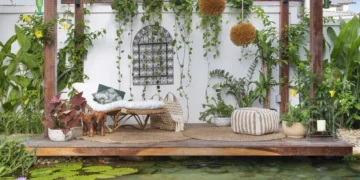 Transformar um jardim sem recorrer a grandes obras é totalmente possível — e esse é justamente um dos segredos dos paisagistas profissionais. Com alguns truques estratégicos, eles conseguem renovar o visual do espaço, melhorar a funcionalidade e criar ambientes encantadores usando poucos recursos e muita criatividade. 1. Uso inteligente de vasos e diferentes alturas Paisagistas evitam áreas “planas demais”. Para dar movimento ao jardim, eles combinam vasos grandes, médios e pequenos, criando níveis visuais que tornam o espaço mais interessante. Vasos altos próximos a paredes e modelos menores perto de caminhos ajudam a compor profundidade sem nenhuma obra. 2. Plantas-chave que mudam o ambiente Em vez de encher o espaço com muitas espécies, eles escolhem plantas de impacto — como costela-de-adão, areca-bambu ou agaves. Essas plantas estruturam o visual, preenchem vazios e dão personalidade imediata ao jardim. 3. Caminhos falsos com pedras decorativas Criar caminhos não precisa de quebra-quebra. Usar pedriscos, seixos brancos ou lascas de madeira (mulch) ajuda a definir áreas e conduzir o olhar, dando a impressão de um projeto planejado, mesmo sem alterações estruturais. 4. Mobiliário como ponto de destaque Bancos, cadeiras de fibra, mesas externas e até balanços assumem o papel de elementos de paisagismo. Eles criam pontos de convivência e transformam um espaço vazio em um ambiente agradável e funcional. 5. Iluminação estratégica Um dos truques mais poderosos é a iluminação. Spots voltados para plantas, balizadores e luzes solares criam clima aconchegante e destacam volumes. Com isso, até um jardim simples parece sofisticado — especialmente à noite. 6. Texturas e cores para enriquecer o cenário Paisagistas combinam folhas grandes com folhagens miúdas, plantas escuras com claras, e flores coloridas em pontos específicos. Essa mistura harmoniosa traz vida sem depender de grandes intervenções. 7. Uso de coberturas de solo Gramas baixas, trevos, musgos ou pedras ajudam a esconder áreas falhas, reduzir a manutenção e dar acabamento de jardim profissional. 8. Decoração externa que faz diferença Esculturas, fontes prontas, lanternas, cachepôs e suportes para plantas dão charme e estilo ao jardim. Esses itens funcionam como “acessórios” fáceis de adicionar, mas que transformam completamente o visual. Conclusão Paisagistas mostram que um jardim bonito não depende de obras complexas, mas sim de escolhas certas: plantas estruturais, vasos bem posicionados, iluminação adequada e detalhes decorativos que trazem personalidade. Com esses truques simples, qualquer espaço pode se transformar em um refúgio verde cheio de estilo e bem-estar.