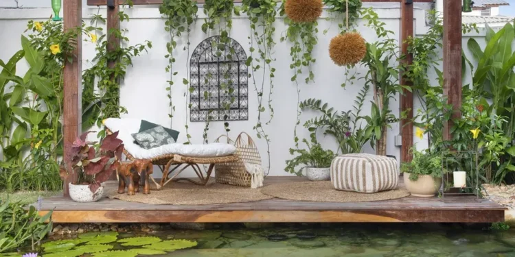 Transformar um jardim sem recorrer a grandes obras é totalmente possível — e esse é justamente um dos segredos dos paisagistas profissionais. Com alguns truques estratégicos, eles conseguem renovar o visual do espaço, melhorar a funcionalidade e criar ambientes encantadores usando poucos recursos e muita criatividade. 1. Uso inteligente de vasos e diferentes alturas Paisagistas evitam áreas “planas demais”. Para dar movimento ao jardim, eles combinam vasos grandes, médios e pequenos, criando níveis visuais que tornam o espaço mais interessante. Vasos altos próximos a paredes e modelos menores perto de caminhos ajudam a compor profundidade sem nenhuma obra. 2. Plantas-chave que mudam o ambiente Em vez de encher o espaço com muitas espécies, eles escolhem plantas de impacto — como costela-de-adão, areca-bambu ou agaves. Essas plantas estruturam o visual, preenchem vazios e dão personalidade imediata ao jardim. 3. Caminhos falsos com pedras decorativas Criar caminhos não precisa de quebra-quebra. Usar pedriscos, seixos brancos ou lascas de madeira (mulch) ajuda a definir áreas e conduzir o olhar, dando a impressão de um projeto planejado, mesmo sem alterações estruturais. 4. Mobiliário como ponto de destaque Bancos, cadeiras de fibra, mesas externas e até balanços assumem o papel de elementos de paisagismo. Eles criam pontos de convivência e transformam um espaço vazio em um ambiente agradável e funcional. 5. Iluminação estratégica Um dos truques mais poderosos é a iluminação. Spots voltados para plantas, balizadores e luzes solares criam clima aconchegante e destacam volumes. Com isso, até um jardim simples parece sofisticado — especialmente à noite. 6. Texturas e cores para enriquecer o cenário Paisagistas combinam folhas grandes com folhagens miúdas, plantas escuras com claras, e flores coloridas em pontos específicos. Essa mistura harmoniosa traz vida sem depender de grandes intervenções. 7. Uso de coberturas de solo Gramas baixas, trevos, musgos ou pedras ajudam a esconder áreas falhas, reduzir a manutenção e dar acabamento de jardim profissional. 8. Decoração externa que faz diferença Esculturas, fontes prontas, lanternas, cachepôs e suportes para plantas dão charme e estilo ao jardim. Esses itens funcionam como “acessórios” fáceis de adicionar, mas que transformam completamente o visual. Conclusão Paisagistas mostram que um jardim bonito não depende de obras complexas, mas sim de escolhas certas: plantas estruturais, vasos bem posicionados, iluminação adequada e detalhes decorativos que trazem personalidade. Com esses truques simples, qualquer espaço pode se transformar em um refúgio verde cheio de estilo e bem-estar.