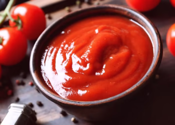 Não é para uma receita de cozinha: para que serve misturar ketchup com sal