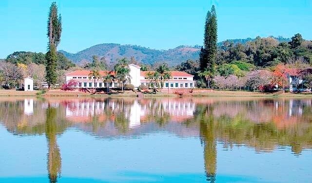 Cidade no interior de Minas é conhecida por ter água com o "poder" de limpar os rins