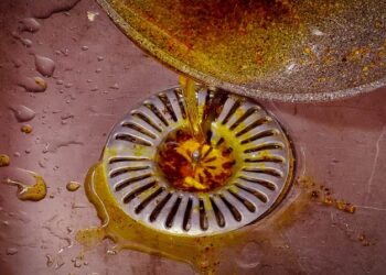 A tragédia que realmente acontece quando você descarta óleo usado na pia da cozinha