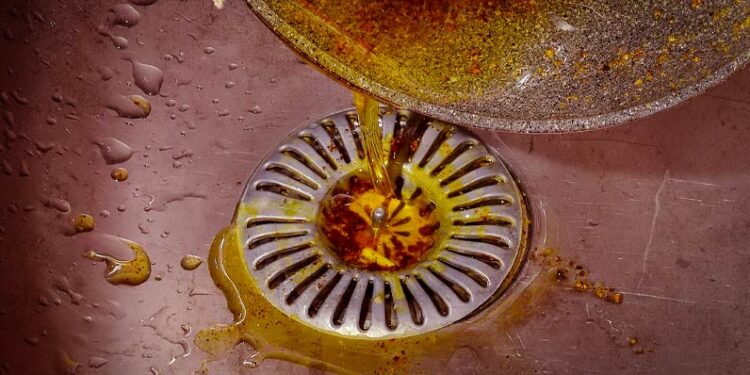 A tragédia que realmente acontece quando você descarta óleo usado na pia da cozinha