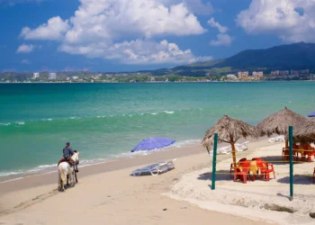 País 4x menor que o Brasil tem praias paradisíacas, desertos gigantes e foi eleito o mais bonito da América Latina