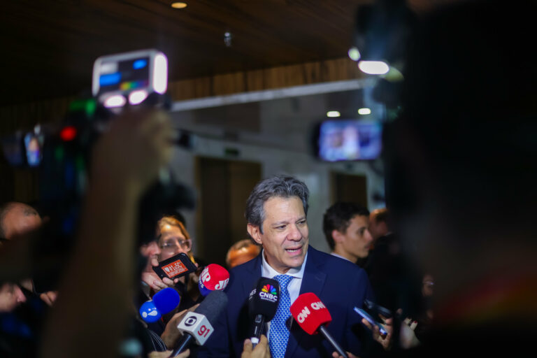 Haddad defende "reinvenção" dos Correios