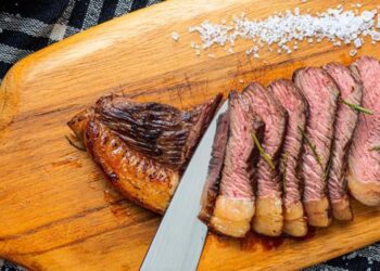 Jogue essa planta no carvão do seu churrasco para realçar o aroma e o sabor da carne