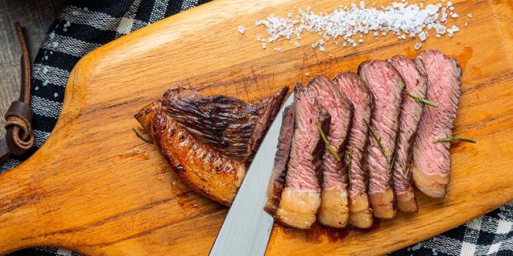 Jogue essa planta no carvão do seu churrasco para realçar o aroma e o sabor da carne