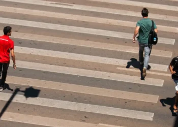 "Lei do pedestre" já está valendo e quem desrespeitar vai tomar multa de R$ 195,23