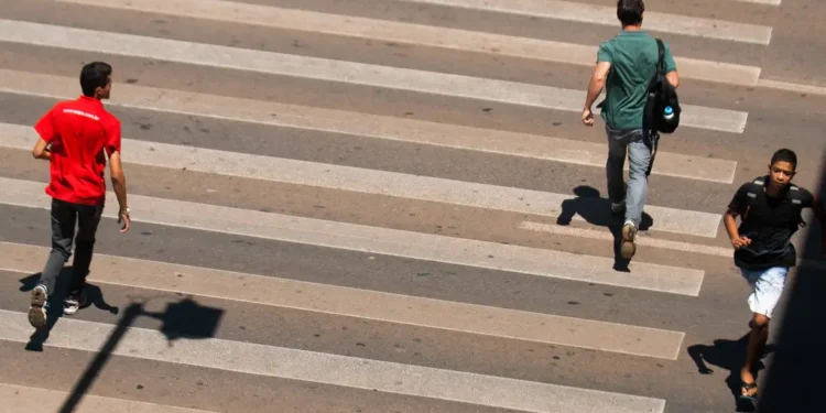 "Lei do pedestre" já está valendo e quem desrespeitar vai tomar multa de R$ 195,23