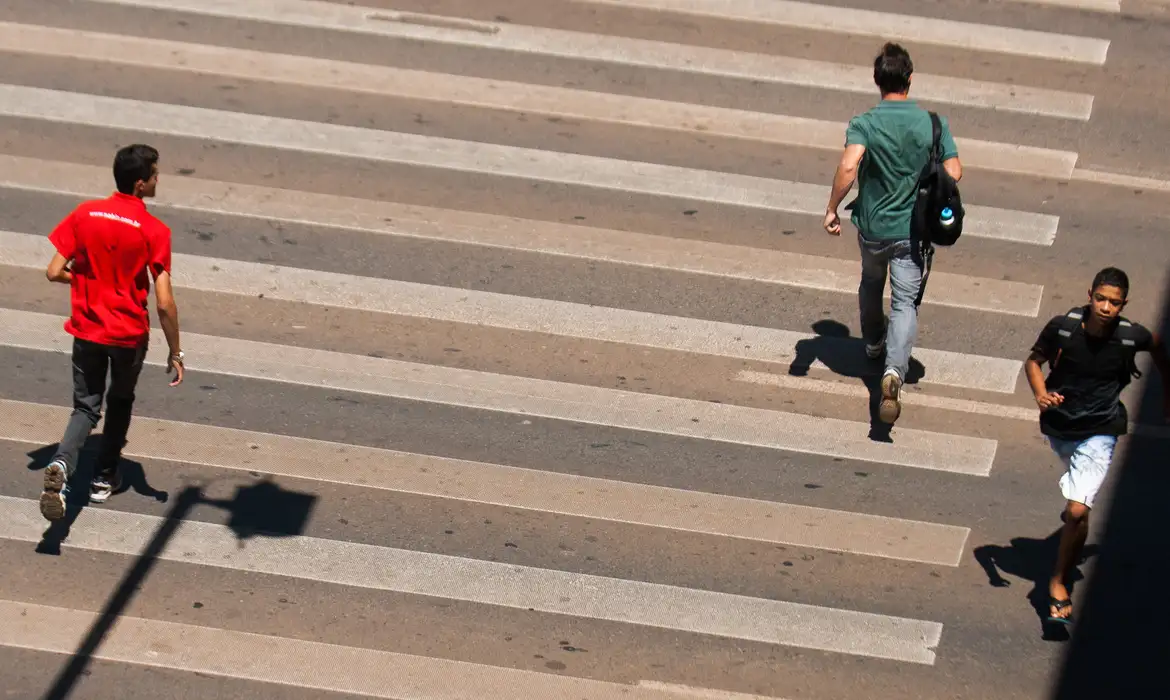 “Lei do pedestre” já está valendo e quem desrespeitar vai tomar multa de R$ 195,23