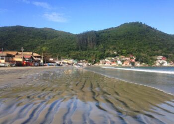 Praia mais "suja" do Brasil fica em uma das cidades mais turísticas do país e está lotada de micro plásticos
