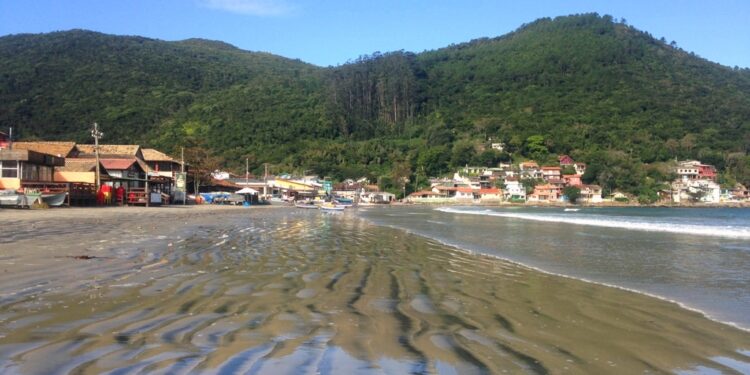 Praia mais "suja" do Brasil fica em uma das cidades mais turísticas do país e está lotada de micro plásticos