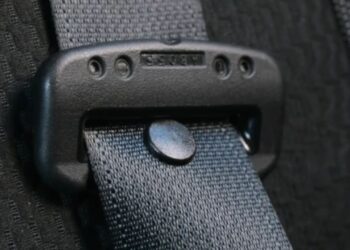 Poucos sabem: para que serve o botão do cinto de segurança