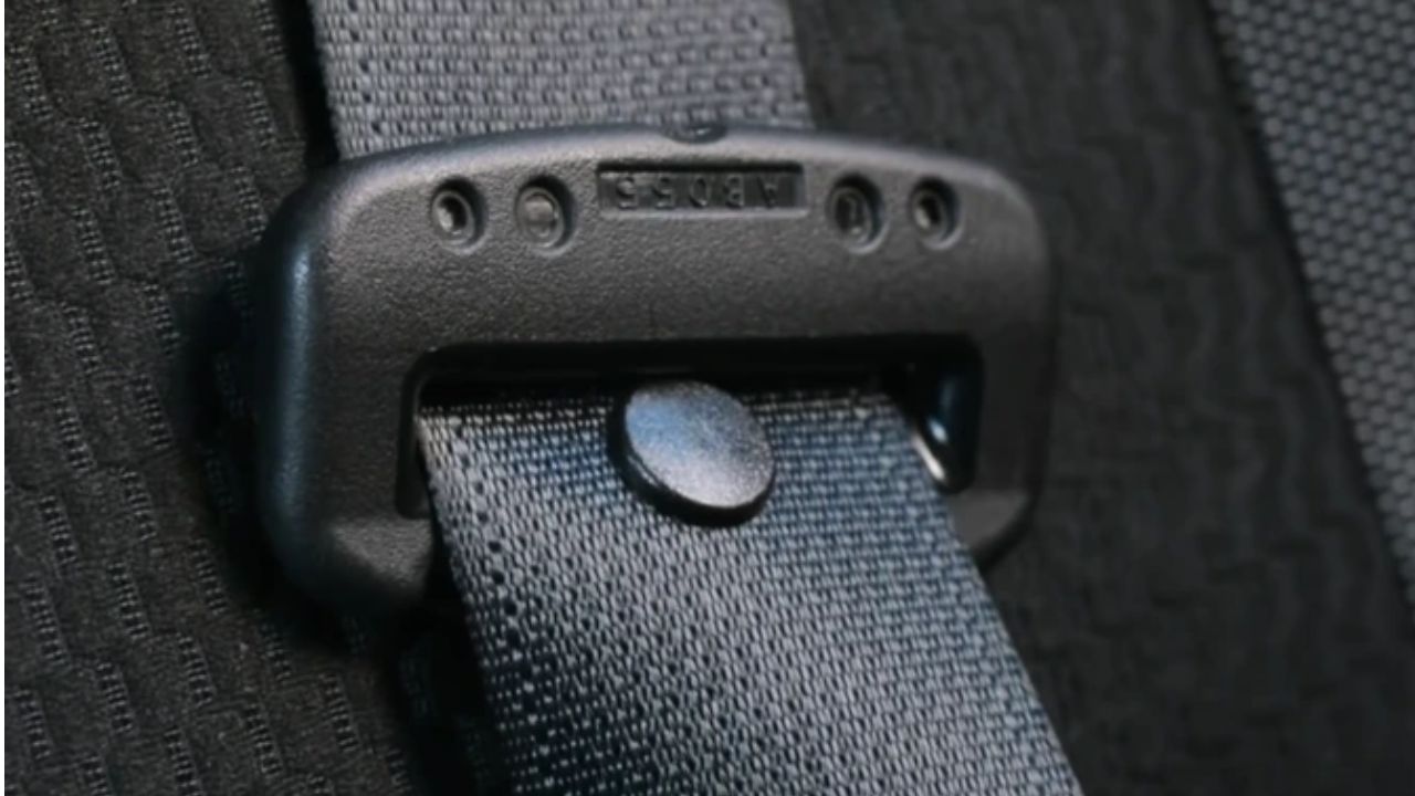 Poucos sabem: para que serve o botão do cinto de segurança