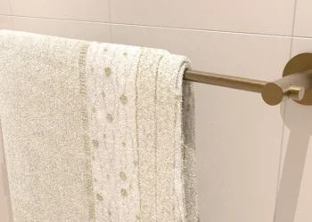 Adeus às toalhas úmidas no banheiro: as atitudes simples que evitam fungos e muitos não fazem