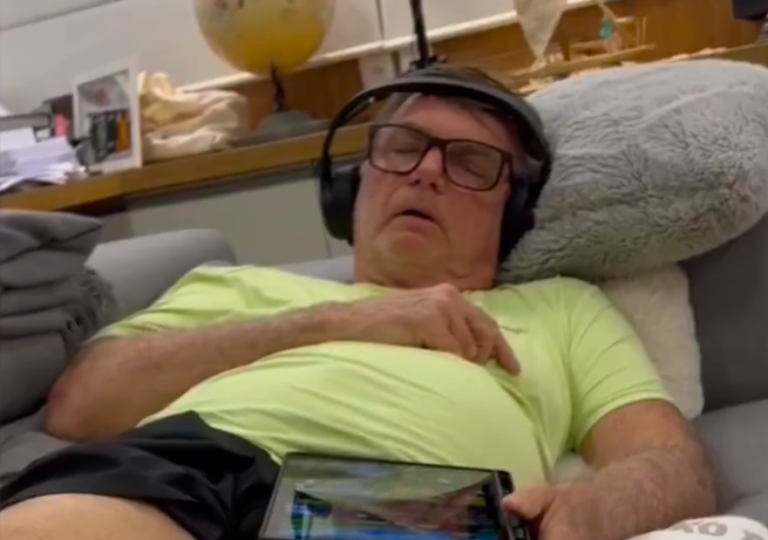 Carluxo apela a vídeo de Bolsonaro soluçando ao dormir