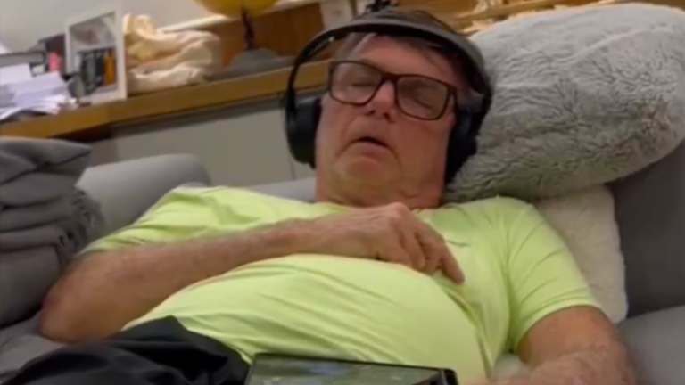 Carluxo apela a vídeo de Bolsonaro soluçando ao dormir