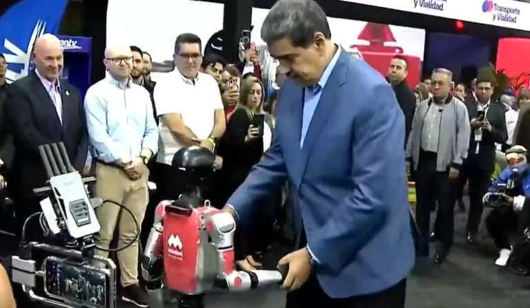 Maduro dança com robô