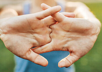 O que a mania de estalar os dedos significa, de acordo com os psicólogos