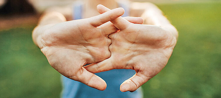 O que a mania de estalar os dedos significa, de acordo com os psicólogos