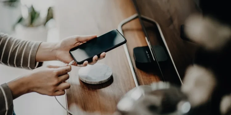 Como é preciso carregar o celular para não danificar a bateria