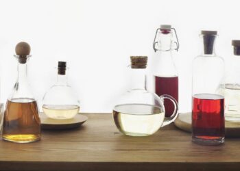 Está em alta: por que recomendam mergulhar copos e taças em vinagre