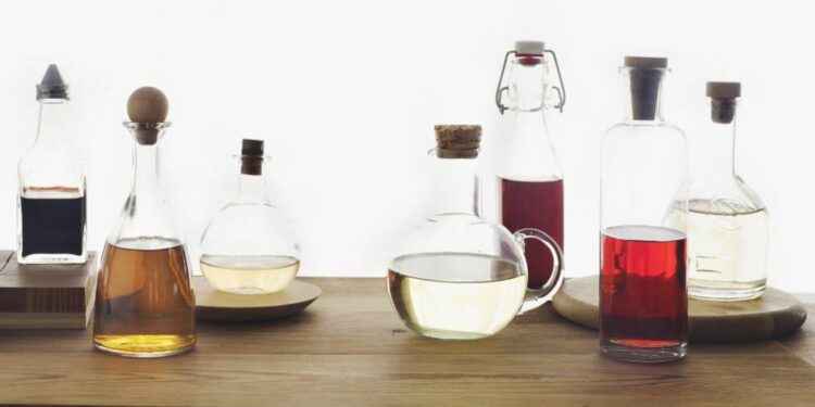 Está em alta: por que recomendam mergulhar copos e taças em vinagre