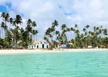 A praia brasileira eleita uma das mais lindas do mundo que vai fazer você se sentir no Caribe