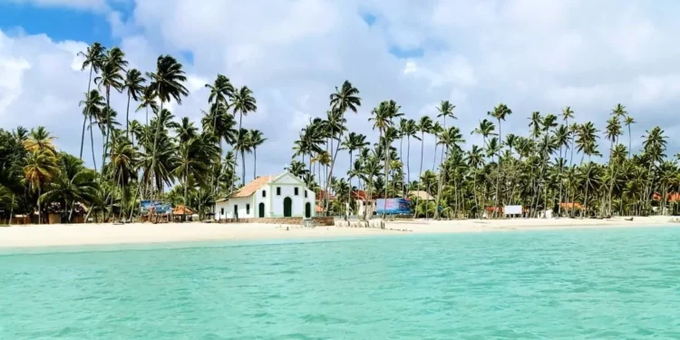 A praia brasileira eleita uma das mais lindas do mundo que vai fazer você se sentir no Caribe