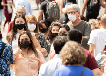 Depois da pandemia, país é obrigado a reativar protocolo de máscaras por causa de nova ameaça