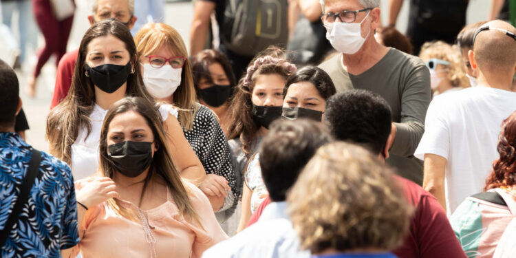 Depois da pandemia, país é obrigado a reativar protocolo de máscaras por causa de nova ameaça