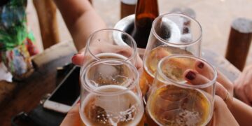Novo alerta: brasileiros que forem pegos bebendo cerveja na rua podem receber multa superior a R$ 100