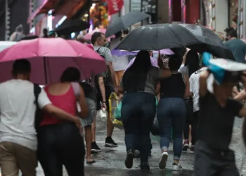 Especialistas pedem para que nove estados do Brasil se preparem para uma chuva catastrófica