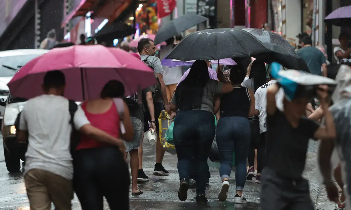 Especialistas pedem para que nove estados do Brasil se preparem para uma chuva catastrófica
