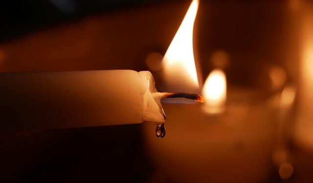 Misturar canela com uma vela derretida: para que serve