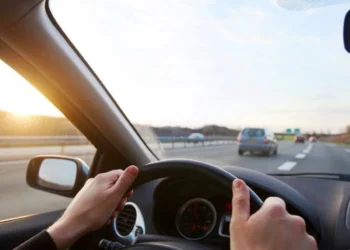 O que diz a lei sobre dirigir descalço ou de chinelo?