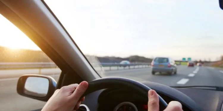 O que diz a lei sobre dirigir descalço ou de chinelo?