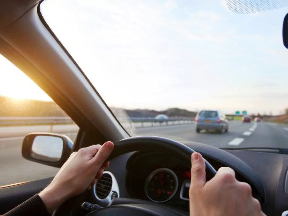 O que diz a lei sobre dirigir descalço ou de chinelo?