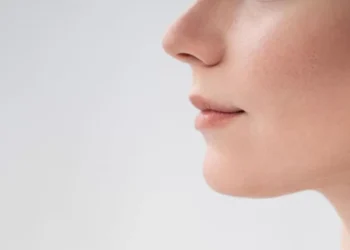 O que significa enfiar os dedos no nariz, segundo a psicologia