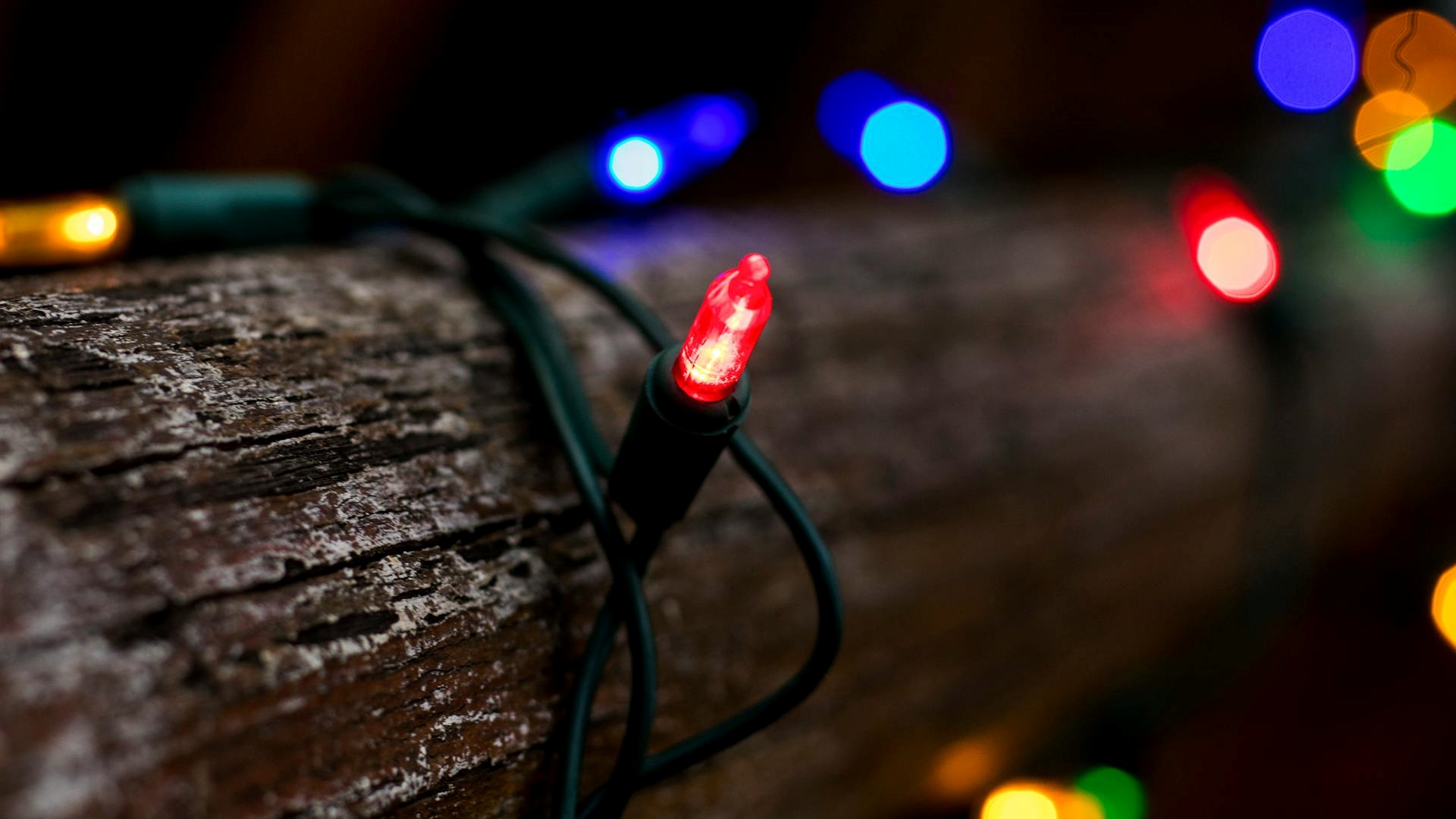 Colocar luzes de Natal na varanda: qual é o significado delas segundo as crenças populares