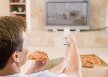 Por que quem almoça na frente da televisão tende a ser menos produtivo?