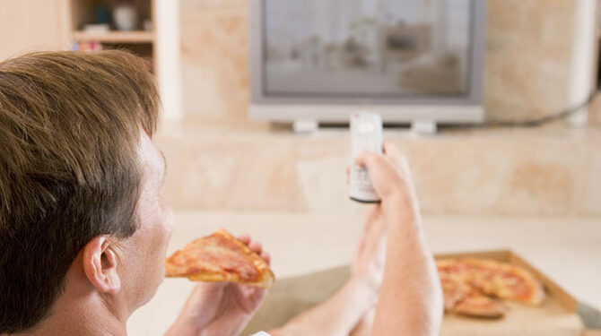 Por que quem almoça na frente da televisão tende a ser menos produtivo?
