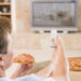 Por que quem almoça na frente da televisão tende a ser menos produtivo?