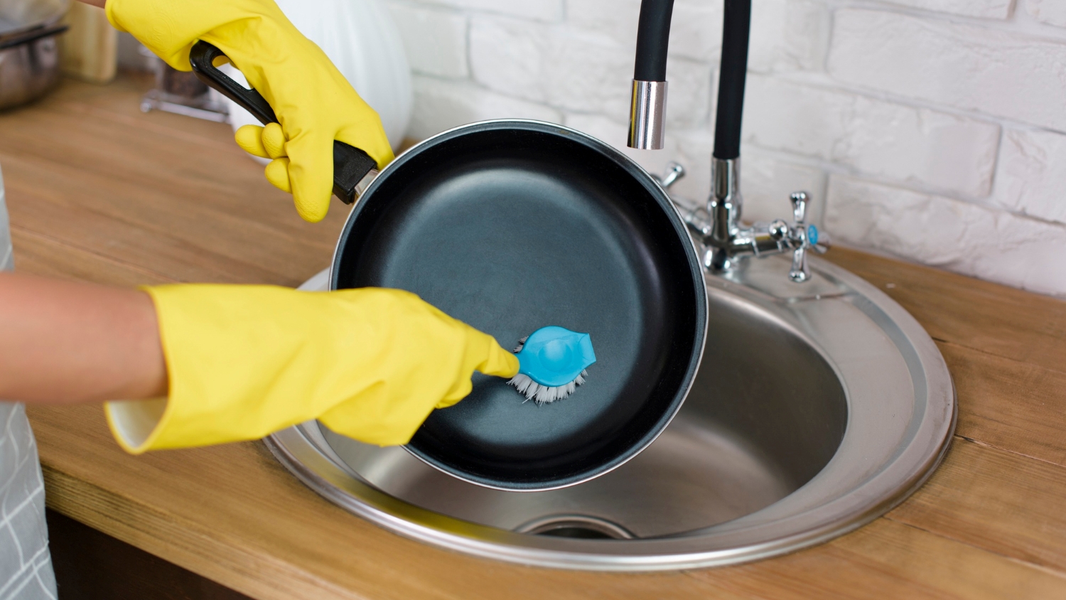 Como desengordurar uma frigideira com gelo de forma fácil e em menos de 10 minutos