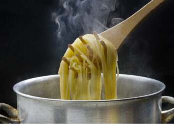 Não jogue fora a água do macarrão: para que serve e quais benefícios ela tem
